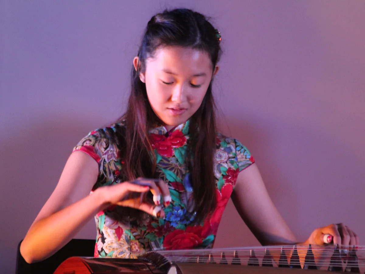 Hudebníci hrající na guzheng, čínskou citeru